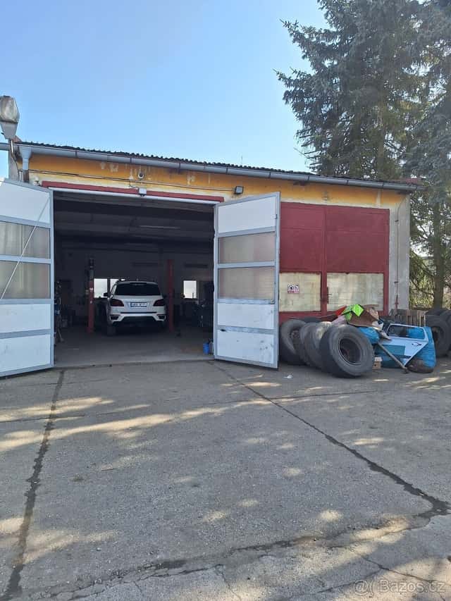 Pronájem haly pro autoservis , skladování nebo výrobu, okres Karlovy Vary