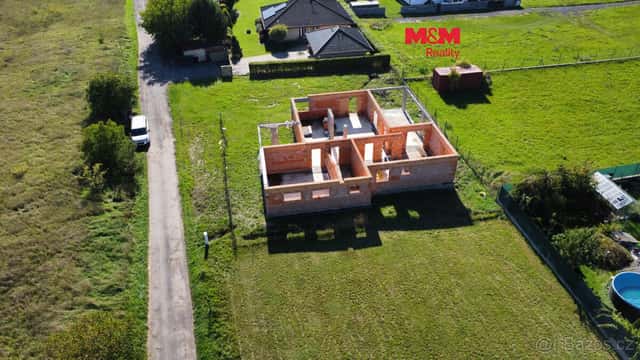 Pozemek 1 044 m² s rozestavěným rodinným domem, Mělník–Blata, okres Mělník