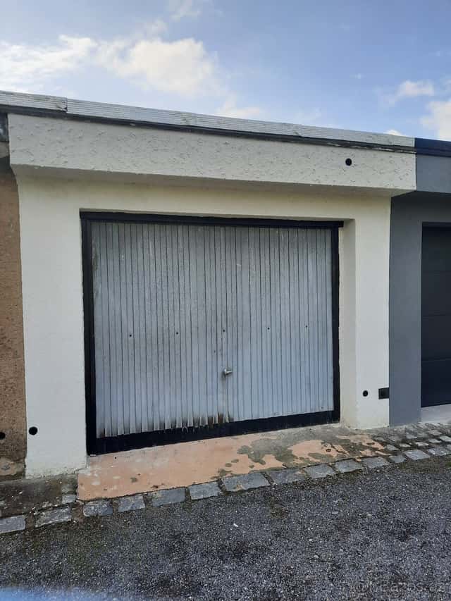 Garáž s elektřinou, okres Pardubice