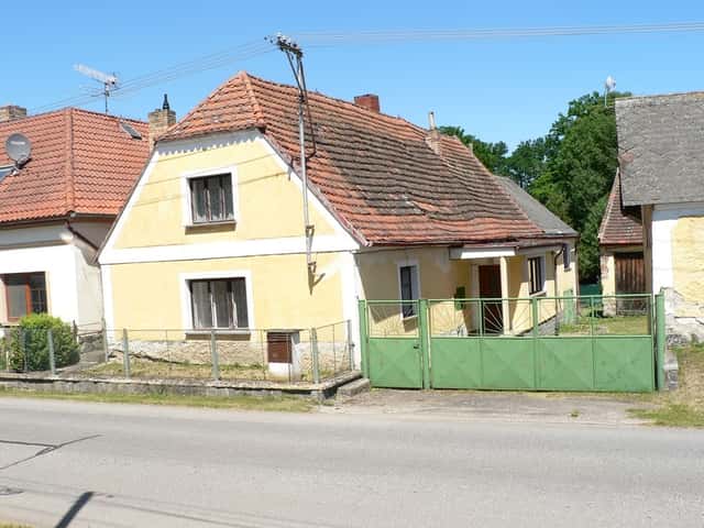 KOCELOVICE - venkovské stavení s potokem, okres Strakonice