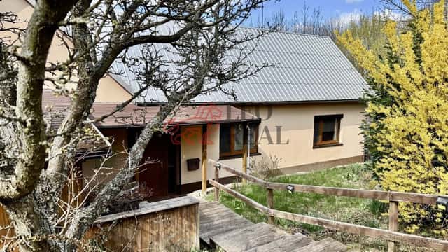 Prodej rodinného domu s rozsáhlými pozemky - Lopeník, okres Uherské Hradiště