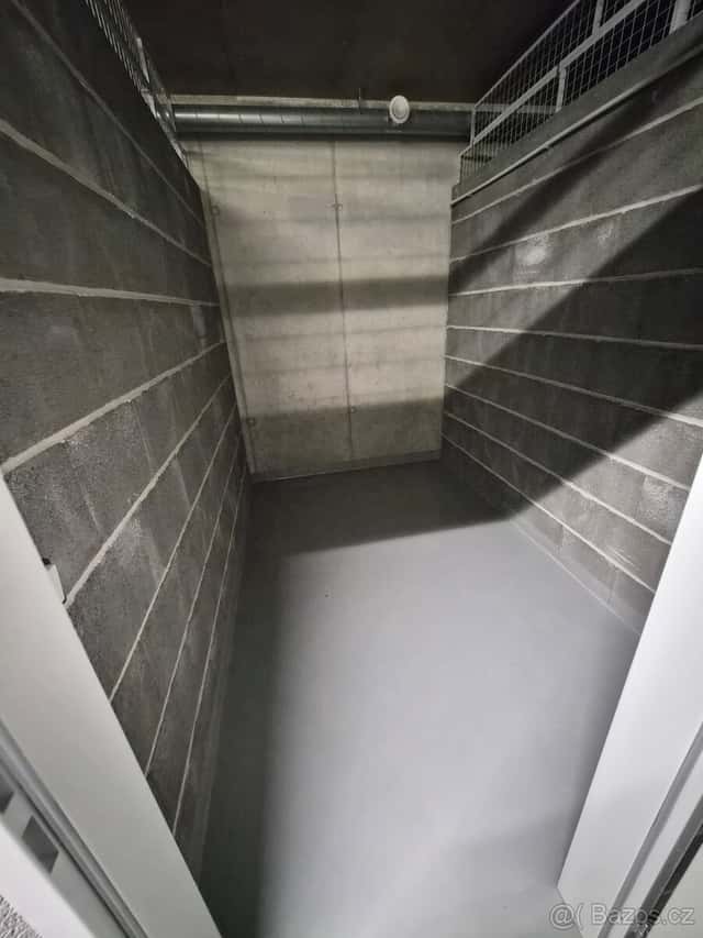 Pronájem sklepa 5,3 m² – Příjezd autem, přístup 24/7, Praha 10