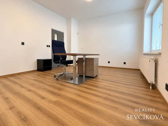 Pronájem kanceláře po rekonstrukci v centru, 20 m2, okres Hradec Králové