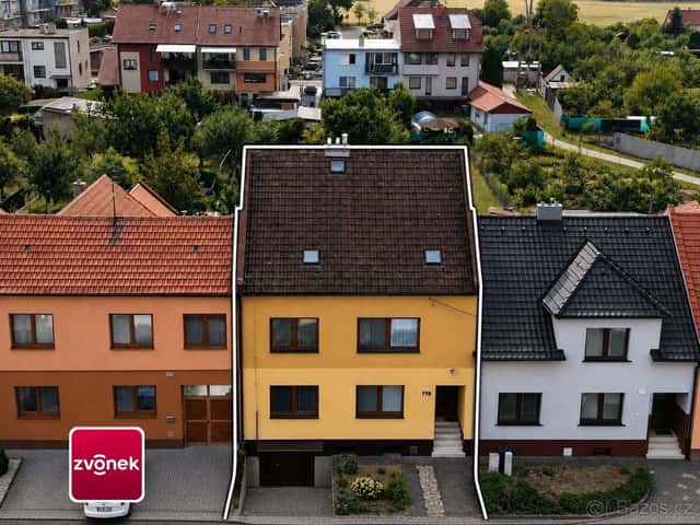 Prodej prostorného rodinného domu s garáží, terasou a zahrad, okres Uherské Hradiště