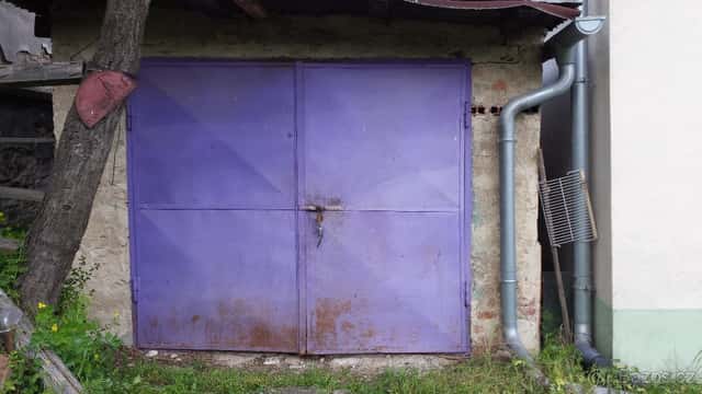 Velká garáž v Libočanech, okres Chomutov