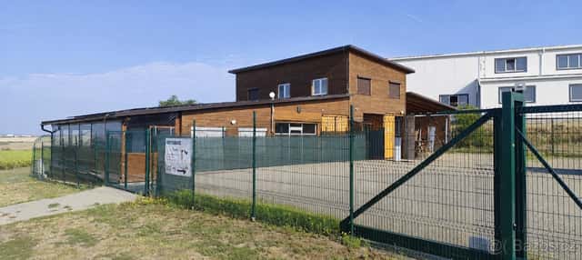 Prodej komerčního objektu 1000 m2, se 2 byty 2+kk a 3+1, okres Břeclav