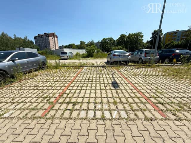 Prodej venkovního parkovacího stání v klidné části Milovic, okres Nymburk