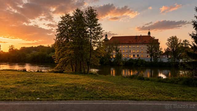 Stavební pozemky přímo u rybníka s výhledem na zámek ve Lnář, okres Strakonice