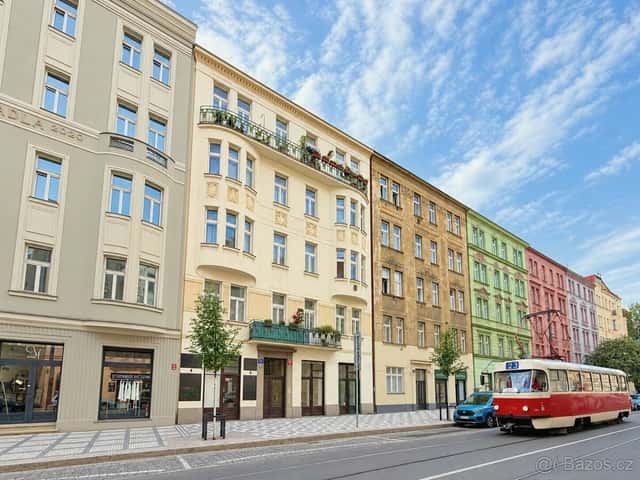 Přízemní komerční prostor 34 m² s výlohami a 2 vstupy — Prah, Praha 2