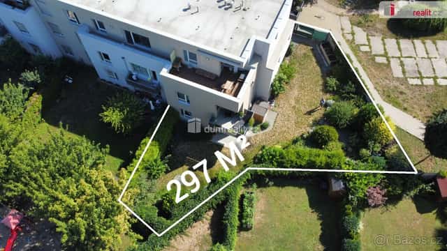 Prodej bytu 2+kk 55 m², s předzahrádkou 297 m² a parkovacím, okres Praha-východ
