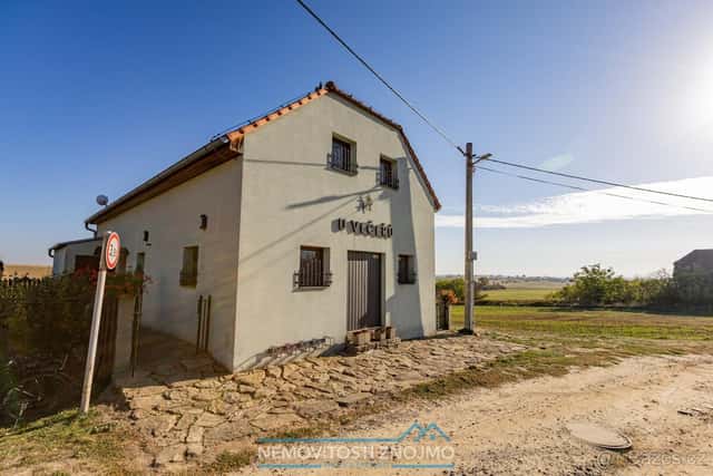 Prodej komerční nemovitosti s apartmány, lisovnou, vinným sk, okres Znojmo