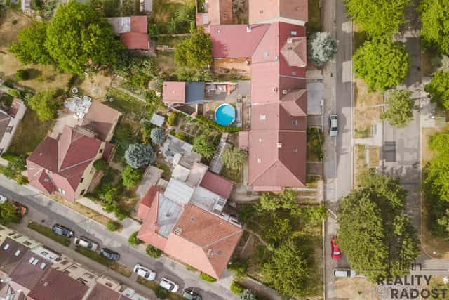 Prodej řadového domu 3+ se zahradou, garáží a velkým sklepem, okres Třebíč