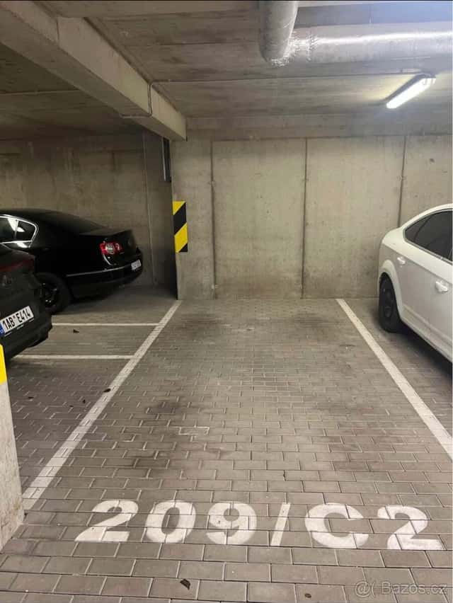 Pronájem parkovacího místa 2300 Kč měsíčně, Praha 9