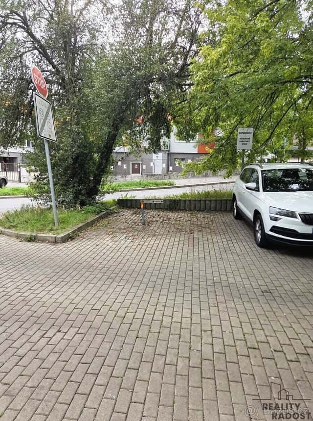 Pronájem garážového stání (18 m²), ul. Kudrnova, Praha - Mot, Praha 5