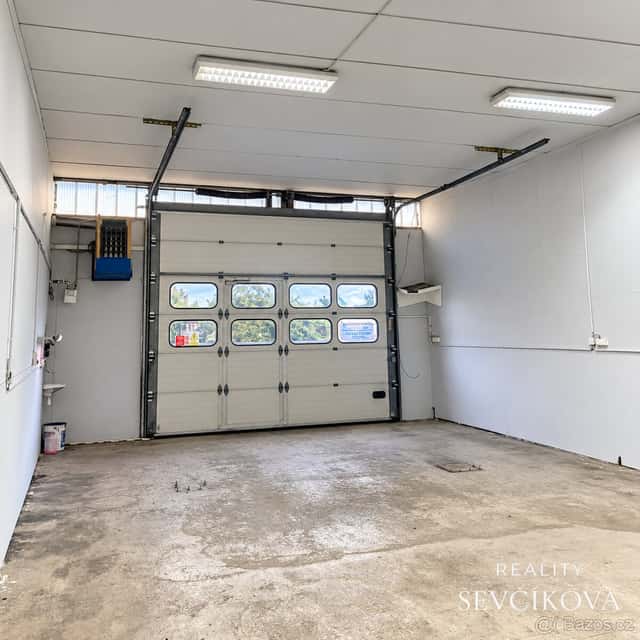 Pronájem skladového prostoru 70 m2 + zpevněné plochy 77 m2, okres Hradec Králové