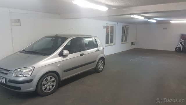 Pronájem garážového stání na motorku / auto, Praha 10