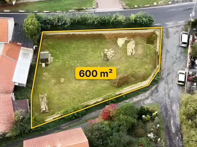 Stavební pozemek 600 m² se stavebním povolením + projekt RD, okres Praha-západ