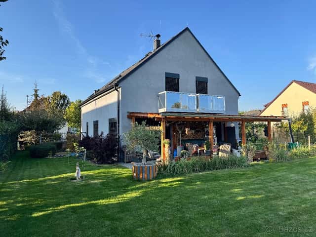 Rodinný dům 5/kk 240m2 pozemek 940m garáž pergola soukromí, okres Nymburk