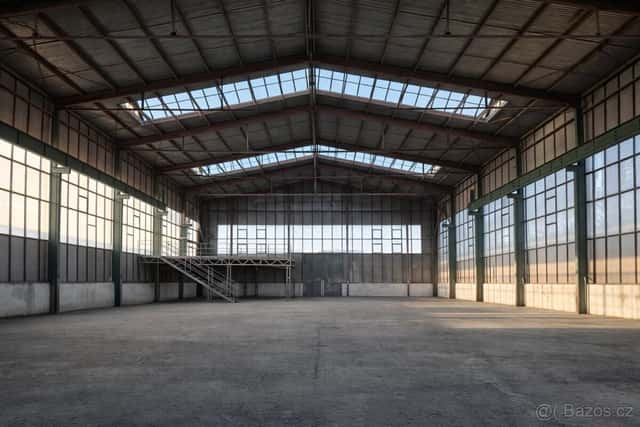 Pronájem skladové haly s mostovým jeřábem 8 t – 1 100 m², okres Brno-město