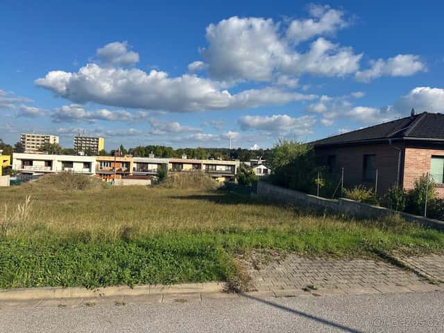 Prodej pozemku 928m2, okres Pardubice