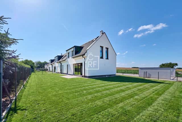 Pronájem novostavby řadového rodinného domu 4+kk s garáží v, okres Hradec Králové