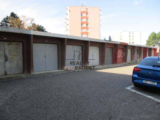 K pronájmu garáž 16m2 ul.Pražská ve Znojmě, pronájem garáže, okres Znojmo