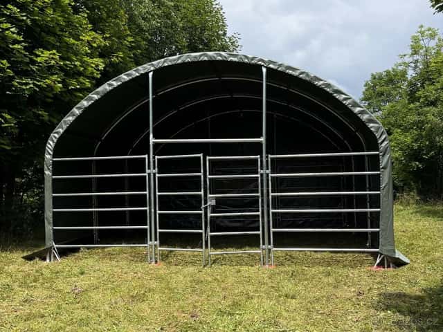 Plachtový přístřešek pro zvířata 10m x 10m x 4,5m - 900g/m2, okres Benešov