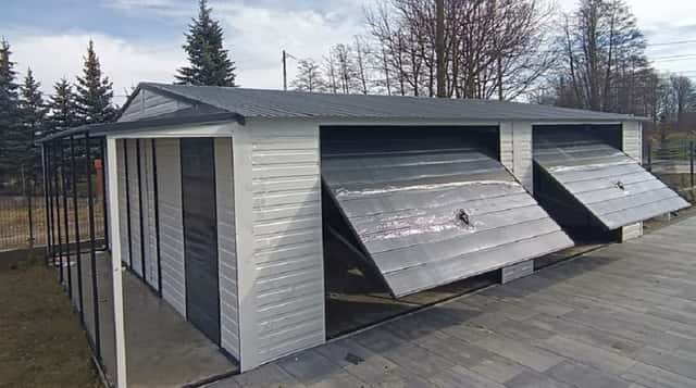 Plechová garáž 9x6 + boční přístřešek 1m., okres Mladá Boleslav