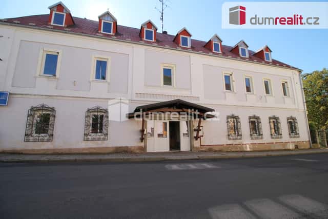 Dům se 14ti jednotkami s vlastní koupelnou, velkým bytem a d, okres Cheb