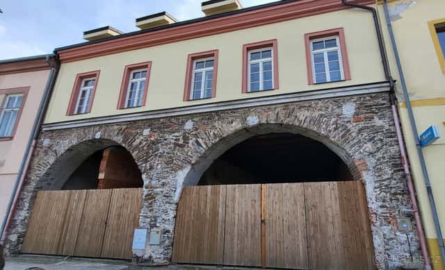 Nabízíme ke koupi pozemky a budovu v centru města Soběslav., okres Tábor