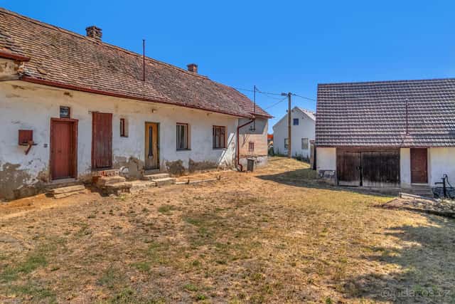 Prodej domu - dvě stodoly, garáž, Mikulovice u Třebíče, okres Třebíč