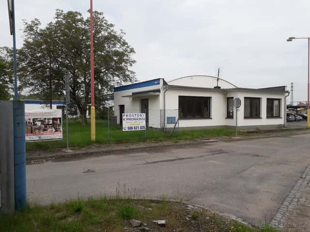 Pronájem nebytových prostor - kanceláře + zpevněné plochy, okres Hradec Králové