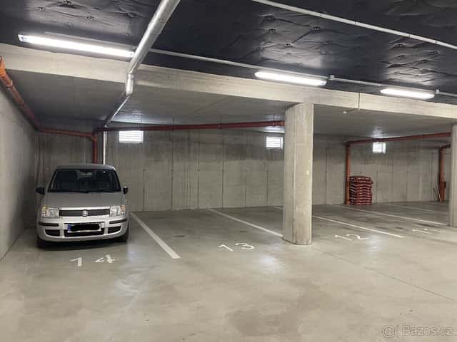 Pronájem prostorného garážového stání 14 m² Olomouc, Loudova, okres Olomouc