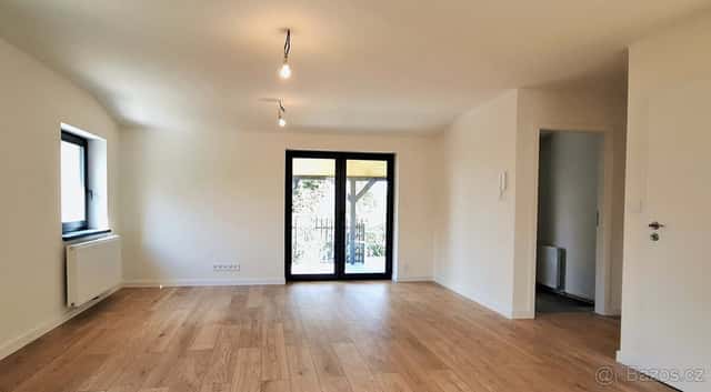 Prodej moderního bytu 4+kk s terasou, 2x PS a oplocenou zahr, okres Praha-východ