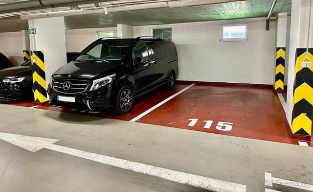 Kryté garážové stání Zakšínska, Praha 9