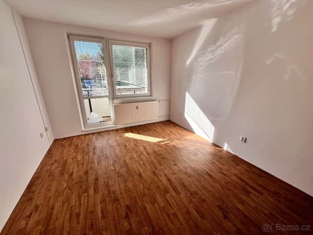Pronájem světlé garsonky (25 m²) s balkonem v centru Val.Mez, okres Vsetín