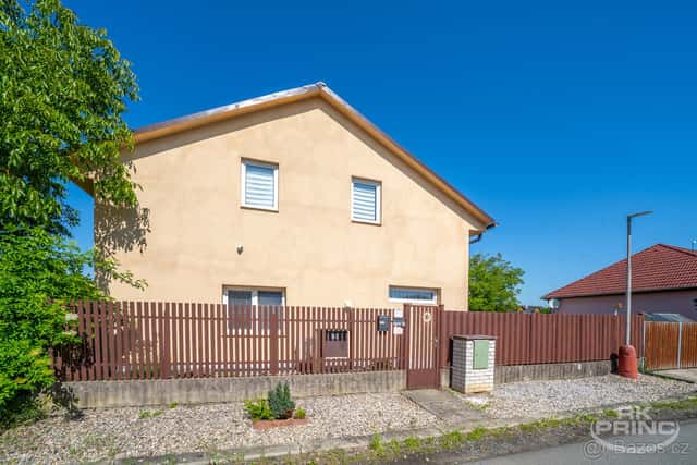 Velký rodinný dům 2x 4+KK, 240 m2, na pozemku 1.032 m2, Tiši, okres Mělník
