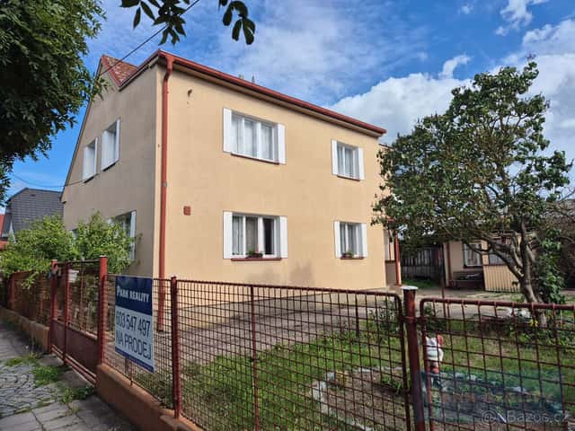 Prodej rodinného domu s velkou zahradou ve Slatině u Hradce, okres Hradec Králové