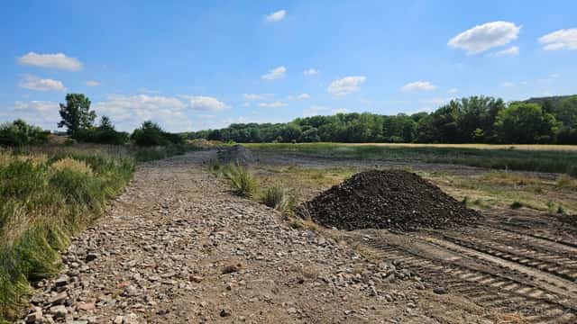 Pozemek 7212 m² Sazená - pronájem/prodej, zpevněná cesta, el, Praha 10
