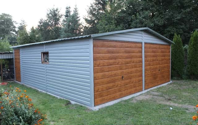 Garáž 6x7 stříbrné barvy, vrata zlatý dub, okres Uherské Hradiště