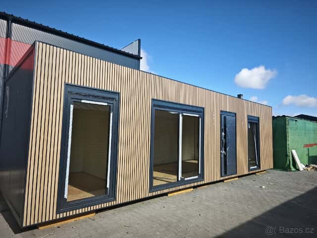 Moderní obytný kontejner 9 × 3 m – designová dřevěná fasáda, okres Prostějov