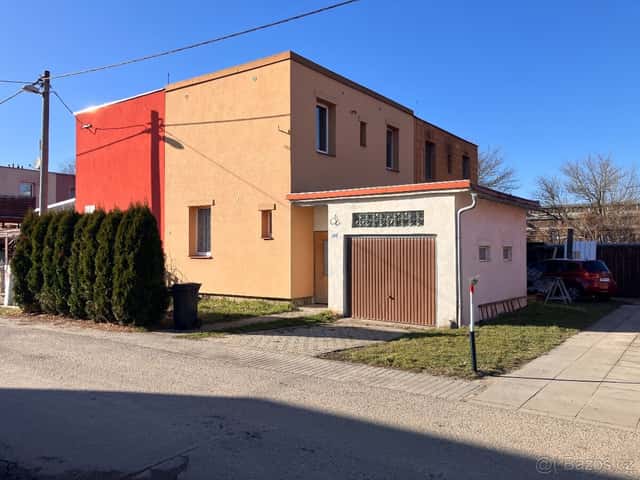Prodej čtvrtdomku 3+1, garáž, okres Zlín