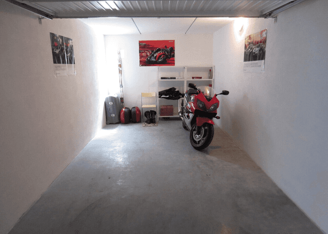 Pronájem části garáže pro parkování motocyklu, okres Plzeň-město