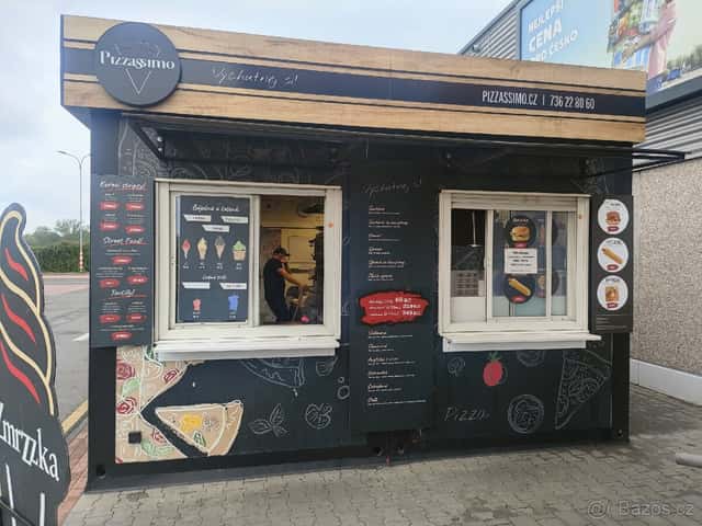 Prodejní stánek u obchodního centra., okres Karviná