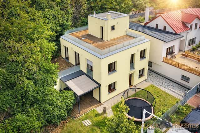 Prodej rodinného domu 260 m² se 4 terasami a garáží, Praha 8