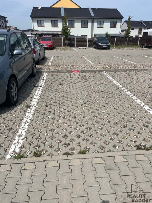 Exkluzivně nabízíme prodej parkovacího stání 13 m2, okres Praha-západ