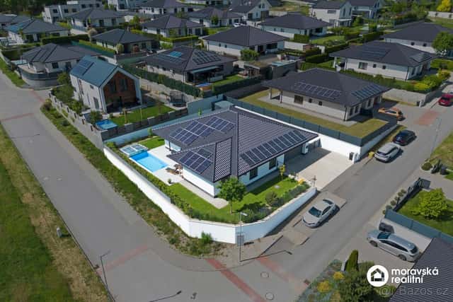 Moderní nízkoenergetický bungalov 5+kk s fotovoltaikou, bazé, Brno venkov, okres Brno-venkov