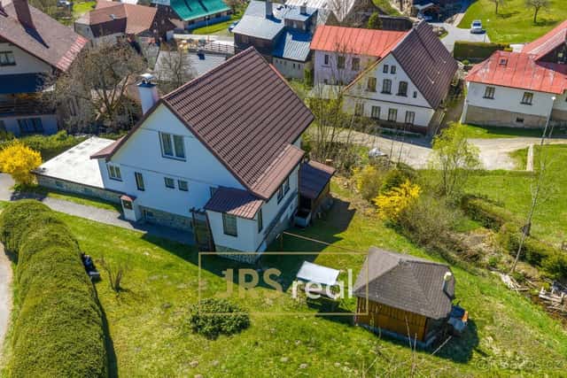 Dům 200 m od sjezdovky, 2 bytové jednotky, pozemek 788m2, okres Semily
