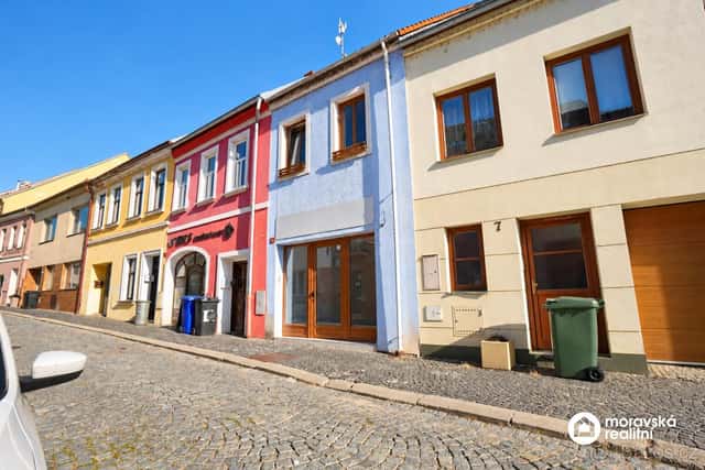 Pronájem domu s prodejnou, Ivančice, ul. Jana Schwarze - byd, Brno venkov, okres Brno-venkov