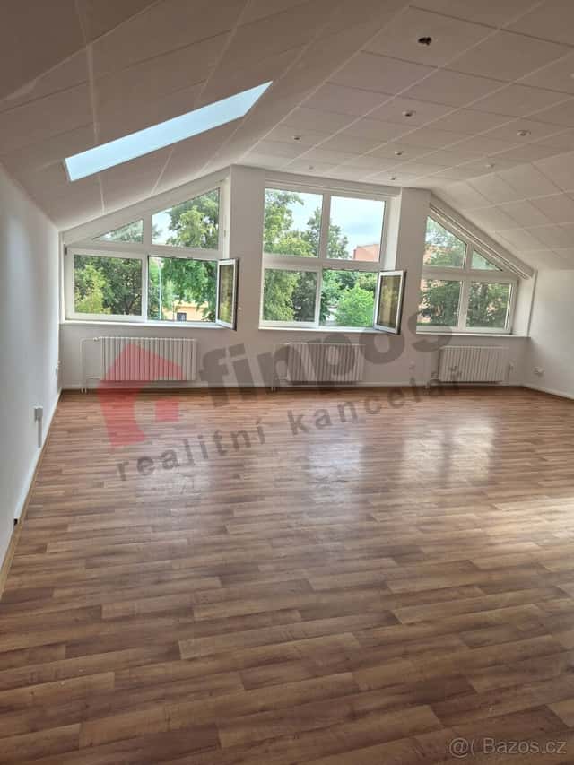 Pronájem nebytového prostoru 100 m2, Ringhofferovo náměstí,, okres Praha-východ